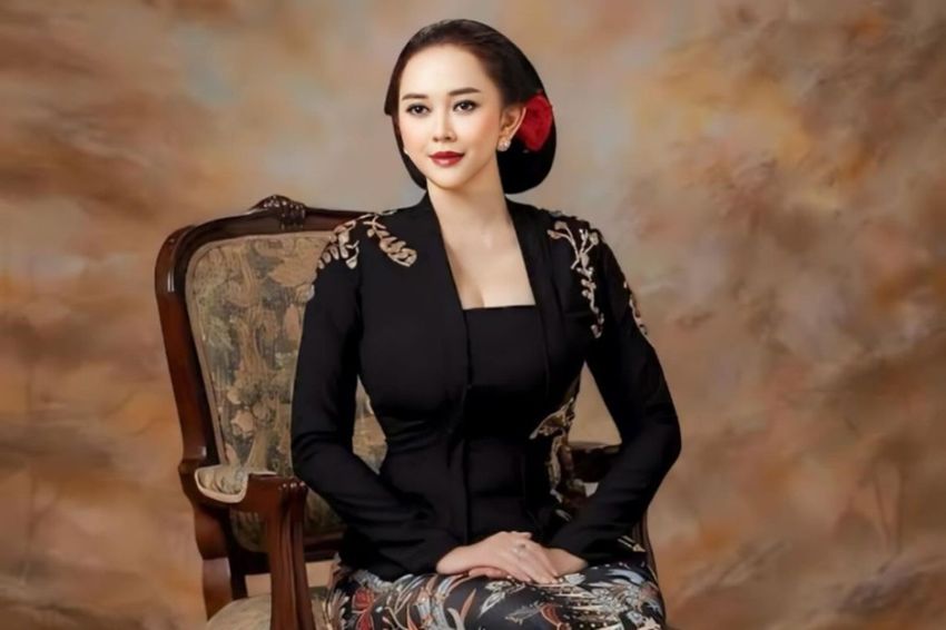 Potret Cantik Aura Kasih Kenakan Kebaya di Hari Kartini, Pesonanya bak Putri Keraton
